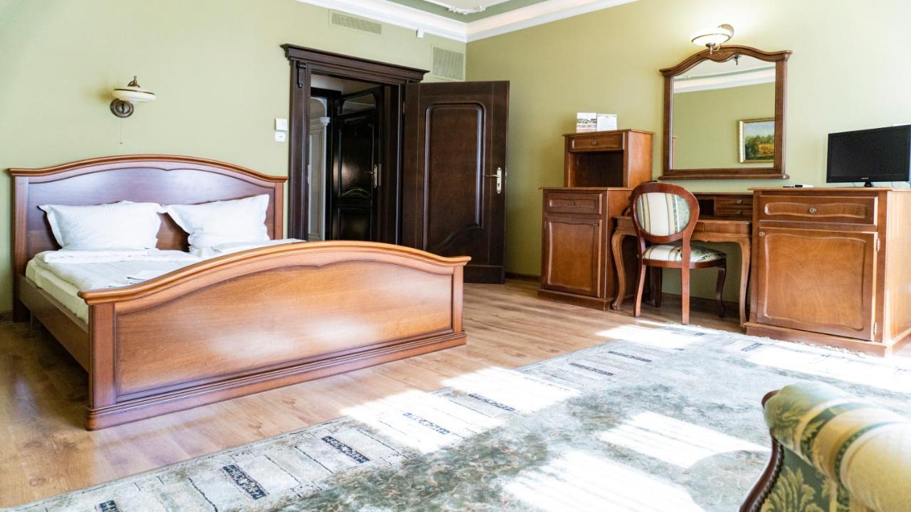 Hotel "Dworek Lesniczowka" Wodzislaw Slaski Luaran gambar