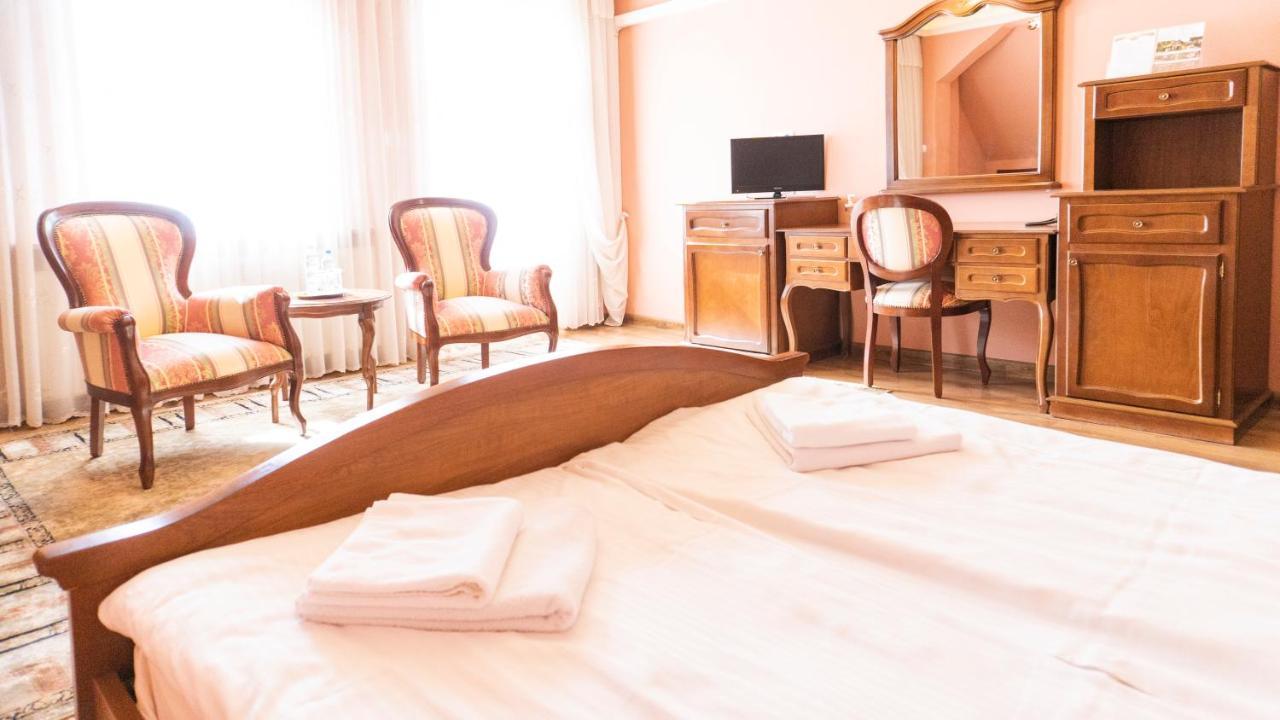 Hotel "Dworek Lesniczowka" Wodzislaw Slaski Luaran gambar