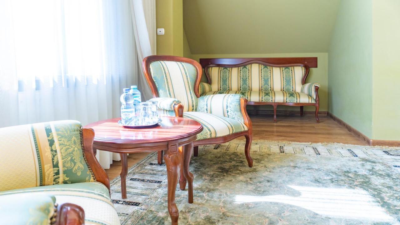 Hotel "Dworek Lesniczowka" Wodzislaw Slaski Luaran gambar
